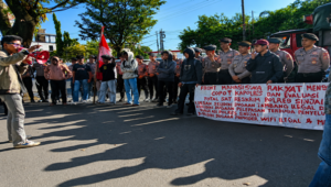 Geruduk Polda Sulsel, Front Mahasiswa Rakyat Menggugat Minta Kapolres Sinjai Dicopot