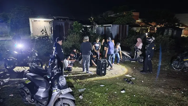 Polsek Manggala mengamankan sekelompok remaja yang kedapatan menggelar pesta ballo dan memutar musik dengan suara keras di area publik saat operasi KRYD, Minggu (7/6/2026) dini hari. Belasan Remaja Pesta Ballo di Manggala, Malam Minggu Berakhir Apes