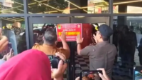 Pemkab Karawang resmi menyegel permanen Helen’s Night Mart usai terungkap kasus pesta gay yang melibatkan remaja di bawah umur. (Foto: Ist) Pesta Gay di Helen’s Night Mart Digerebek, Tiga Pemilik Resmi Jadi Tersangka