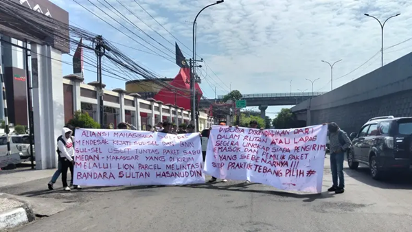 Aliansi Mahasiswa Sulawesi Selatan (AMS) saat menggelar aksi unjuk rasa secara tegas menuntut Kejati Sulsel dan BNNP Sulsel mengusut tuntas kasus pengiriman paket sabu lintas provinsi melalui Lion Parcel yang melewati Bandara Sultan Hasanuddin. Sidang 387 di Makassar Dinilai ‘Pincang,’ Penerima Paket Diadili, Pengendali Melenggang