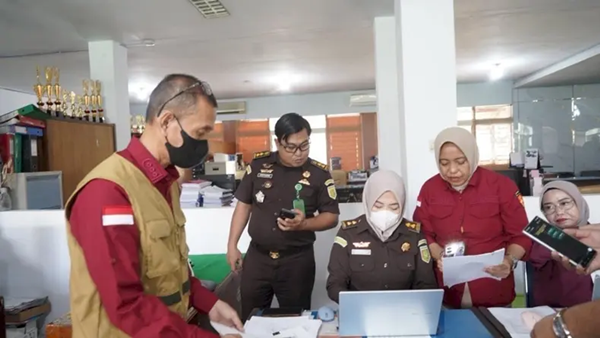 Tim Penyidik Tindak Pidana Khusus (Pidsus) Kejaksaan Tinggi Sulawesi Selatan (Kejati Sulsel) memeriksa dokumen dan data elektronik saat melakukan penggeledahan di Kantor Dinas Pendidikan (Disdik) Sulsel, Makassar, Rabu (17/6/2026). Kejati Sulsel Obok-obok Kantor Disdik Sulsel, Buru Bukti Korupsi Rp13 Miliar