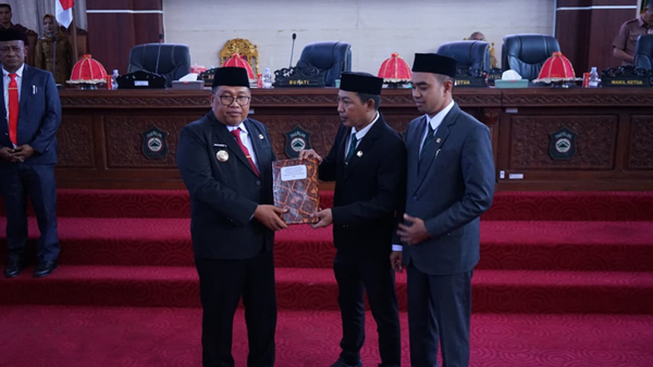Pemerintah Kabupaten Takalar resmi menyerahkan Rancangan Peraturan Daerah (Ranperda) tentang Pertanggungjawaban Pelaksanaan APBD Tahun Anggaran 2025 kepada DPRD Kabupaten Takalar Pemkab Takalar Serahkan Ranperda Pertanggungjawaban APBD 2025 ke DPRD