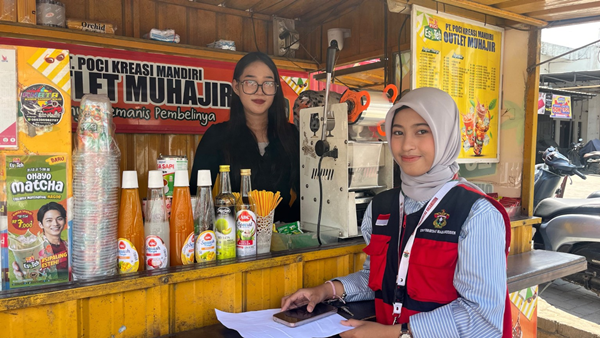 Dwi Nureski Amaliah di bawah bimbingan Dosen Pembimbing KKN (DPK), Dr. Eng. Ir. Purwanto, S.T., M.T., diawali dengan pendataan pelaku usaha pada 23–24 Juli 202 Mahasiswa KKN-T Unhas Digitalisasikan 15 UMKM di Sidrap, Usaha Kini Lebih Mudah Ditemukan di Google