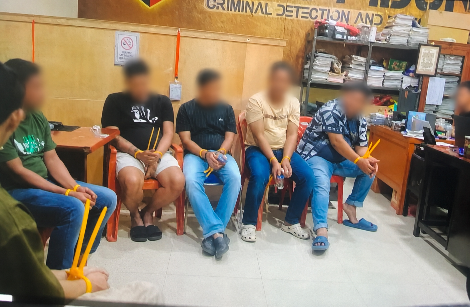 Irsan bersama beberapa rekannya tampak diborgol di ruang Pidum Polres Bantaeng. Pemborgolan tersebut, menurut pihak pelapor, berkaitan dengan dugaan perlakuan penganiayaan yang dilakukan oleh seorang oknum anggota polisi dan kini telah dilaporkan ke Polda Sulawesi Selatan. Ngaku Dihajar di Polres Bantaeng, Warga Jeneponto Resmi Laporkan Oknum Polisi ke Polda Sulsel