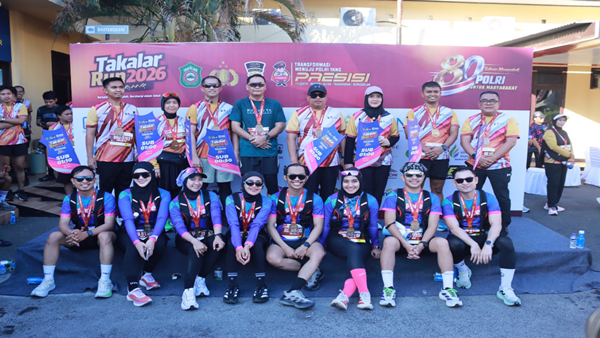 Bupati Takalar, Mohammad Firdaus Daeng Manye, bersama Ketua TP-PKK Kabupaten Takalar, Dewi Sri Ekawati Firdaus, turut hadir sekaligus mengikuti rangkaian kegiatan. Takalar Run 2026 Meledak! Ribuan Peserta Tumpah Ruah Rayakan Hari Bhayangkara ke-80