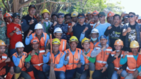 Bupati Takalar, Mohammad Firdaus Daeng Manye, dengan memimpin kegiatan kerja bakti dan aksi bersih-bersih di kawasan Pantai Takalar Genjot Pariwisata, Bupati Daeng Manye Pimpin Aksi Bersih Pantai Pulau Sanrobengi