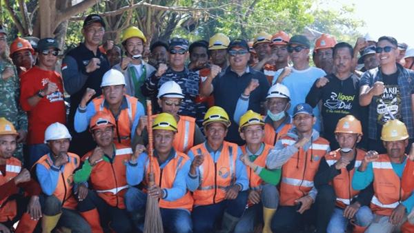 Bupati Takalar, Mohammad Firdaus Daeng Manye, dengan memimpin kegiatan kerja bakti dan aksi bersih-bersih di kawasan Pantai Takalar Genjot Pariwisata, Bupati Daeng Manye Pimpin Aksi Bersih Pantai Pulau Sanrobengi