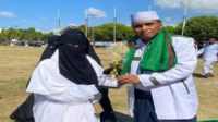 Penyerahan piala Juara I kepada salah satu peserta dalam rangkaian kegiatan yang berlangsung di lapangan terbuka. Alumni Pesantren Asal Takalar Raih Dua Kali Juara Nasional Kaligrafi Kontemporer