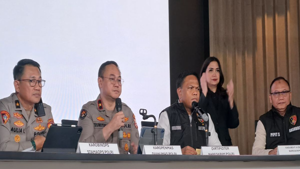 Konferensi pers penanganan perkara kebakaran hutan dan lahan (karhutla) oleh Bareskrim Polri di Jakarta, Minggu (23/8/2026). Dalam konferensi tersebut, Bareskrim mengungkap penetapan 72 tersangka dari 89 laporan karhutla yang ditangani di sembilan Polda. Karhutla Menggila, 72 Orang Jadi Tersangka di Sembilan Polda
