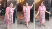 Tangkapan layar video viral yang memperlihatkan perdebatan antara Bu Haji dan seorang ketua RT terkait kebijakan pengelolaan sampah organik di Kota Makassar. (Foto: Kolase) Viral! Bu Haji Debat Ketua RT Soal Sampah, Netizen: "Buang Saja Depan Kantor Wali Kota"