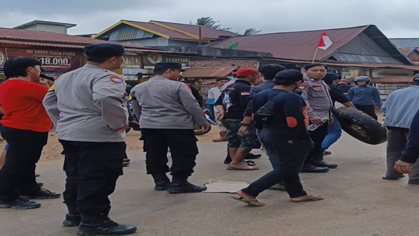Aksi demonstrasi Aliansi Pemuda & Masyarakat Nelayan Desa Lelewawo di depan kantor PT Kasmar Tiar Raya Aksi di Depan PT Kasmar Tiar Raya Ricuh, Aliansi Soroti Dugaan Intimidasi
