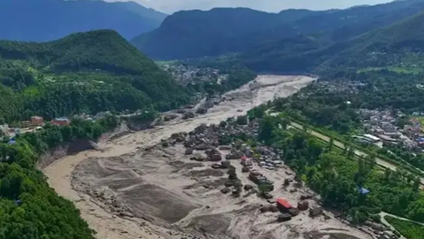 Foto udara kondisi pascabencana banjir bandang dan longsor di dekat perbatasan Nepal-China. Luapan sungai meninggalkan jejak kehancuran, dengan lapisan lumpur tebal menutup kawasan dan merusak bangunan serta fasilitas umum di sepanjang lembah. (Foto: Ist) Banjir Bandang dan Longsor Lumpuhkan Perbatasan Nepal-China, 384 Wisatawan Hilang