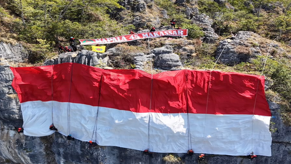 MAPALA 45 Makassar membentangkan Bendera Merah Putih raksasa berukuran 25 x 15 meter di Tebing Selamat Datang KM 5, Lembang Randanan, Kecamatan Mengkendek, Kabupaten Tana Toraja Merah Putih Raksasa Membentang di Tebing Tana Toraja, Tradisi MAPALA 45 Sejak 2008