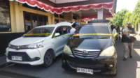 Dua mobil Toyota Avanza yang diamankan Polres Parepare setelah diduga digunakan untuk mengisi BBM bersubsidi jenis Pertalite secara berulang di SPBU Ujung Bulu dan SPBU Patung Pemuda, Kota Parepare. 2 Pelangsir Disikat, Operator SPBU Belum Tersentuh, Polres Parepare Tebang Pilih?