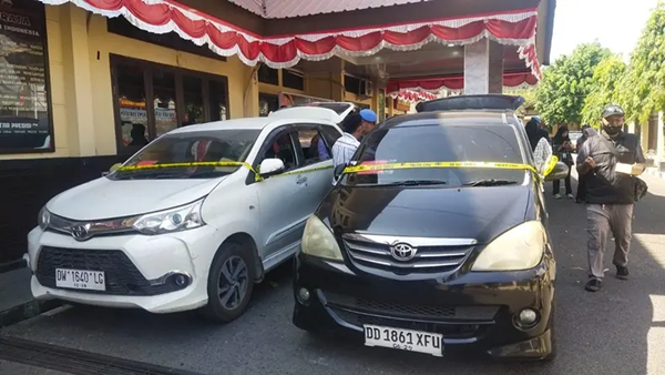 Dua mobil Toyota Avanza yang diamankan Polres Parepare setelah diduga digunakan untuk mengisi BBM bersubsidi jenis Pertalite secara berulang di SPBU Ujung Bulu dan SPBU Patung Pemuda, Kota Parepare. 2 Pelangsir Disikat, Operator SPBU Belum Tersentuh, Polres Parepare Tebang Pilih?
