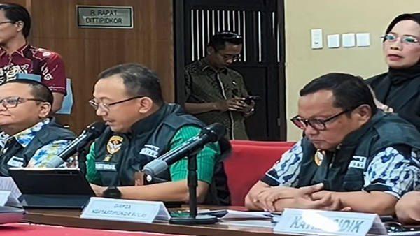 Konferensi pers Kortastipidkor Polri terkait penetapan Bupati Gowa Sitti Husniah Talenrang sebagai tersangka dalam kasus dugaan korupsi PBG dan perizinan lainnya di Mabes Polri, Jumat (25/9/2026). (Tangkapan layar TikTok Kortastipidkor Polri) Bupati Gowa Jadi Tersangka Korupsi PBG, Jabatan Husniah Terancam