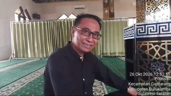 Pengacara Andi Abdul Hakim, Saat di Mesjid Polres Bulukumba Pengacara Andi Abdul Hakim Adukan Dugaan Pencemaran Nama Baik ke Polisi
