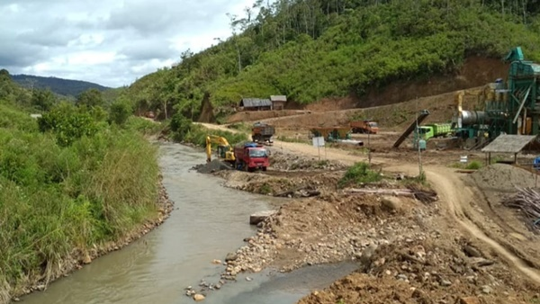 Sejumlah alat berat terlihat beroperasi di lokasi pengambilan material yang diduga memasok kebutuhan proyek peningkatan Jalan Sabbang–Tallang–Sae senilai Rp46,9 miliar di Kabupaten Luwu Utara (Lutra). Proyek Jalan Rp46 Miliar di Lutra Diduga Gunakan Material Ilegal, PPK dan DPRD Disorot