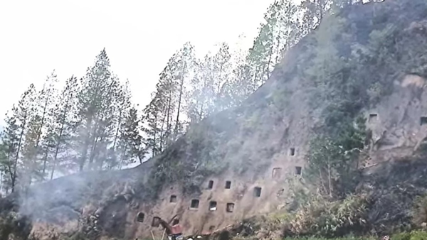 Kondisi tebing curam dan area pekuburan adat di Kecamatan Baruppu, Kabupaten Toraja Utara, Sulawesi Selatan, yang diselimuti asap sisa kebakaran hutan dan lahan. (Foto : Ist) Karhutla di Toraja Utara Hanguskan Makam Tebing, 270 Jenazah Jadi Abu