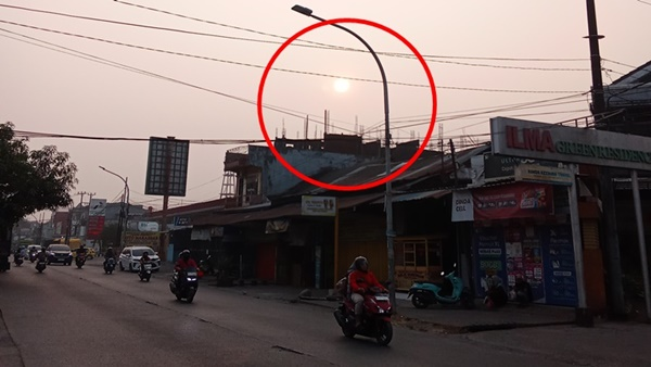 Kabut asap tipis menyelimuti Jalan Toddopuli Raya Timur menuju Borong Raya, Makassar, Rabu (14/10/2026), hingga mengurangi intensitas sinar matahari. Kondisi ini menjadi perhatian warga di tengah kekhawatiran terhadap penurunan kualitas udara akibat dugaan asap kiriman karhutla. Asap Karhutla “Serbu” Makassar, Polusi PM2.5 Jadi Ancaman Kesehatan