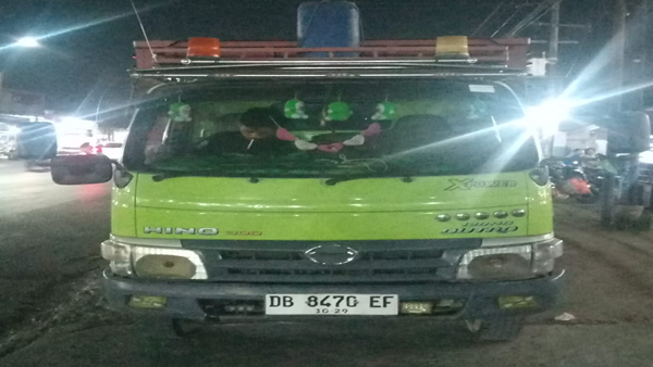 Sebuah mobil Hino warna hijau dengan nomor polisi DB 8470 EF dilaporkan tidak diketahui keberadaannya setelah dibawa oleh seorang pria yang hingga kini masih dalam penyelidikan. Mobil Hino Rp200 Juta Dibawa Pergi, Pemilik Lapor ke Polda Sulsel
