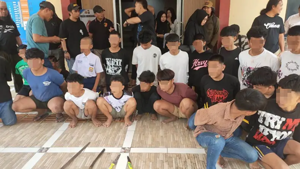 Sebanyak 19 remaja diamankan polisi terkait kasus penyerangan yang menewaskan seorang mahasiswa di Kecamatan Biringkanaya, Makassar. Polisi turut menyita sejumlah senjata tajam yang diduga berkaitan dengan aksi tersebut. (Foto: Polsek Biringkanaya) Geng Motor Ngamuk di Makassar, Mahasiswa Tewas Ditebas Parang